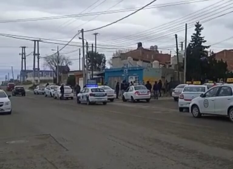 Asaltaron y golpearon a un taxista