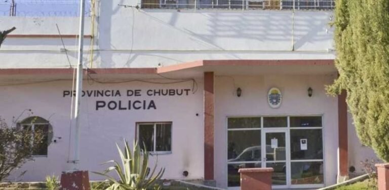 Fue a realizar una verificación del vehículo y descubrió que tenía pedido de captura