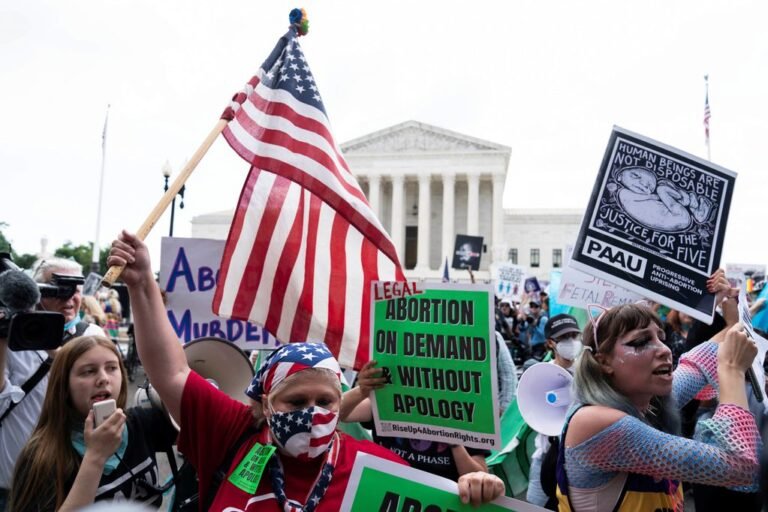 La Corte Suprema de EEUU revoca el derecho constitucional al aborto