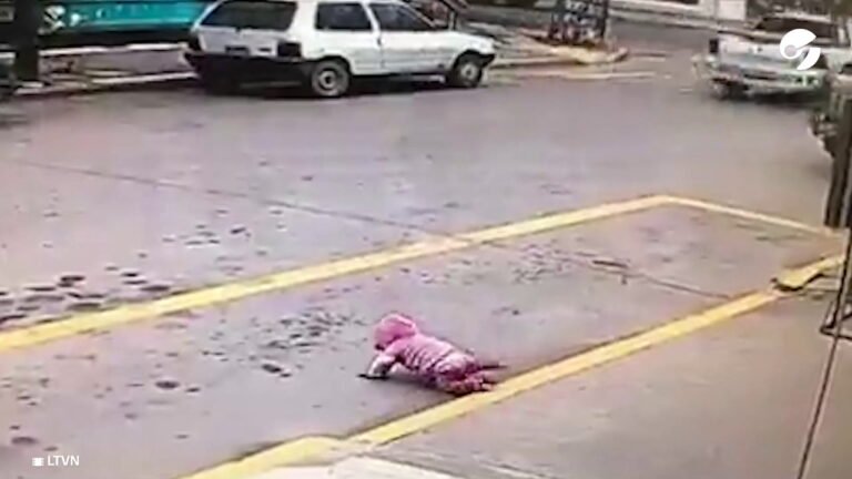 Una bebé bajó a la calle y casi cruza la calle gateando