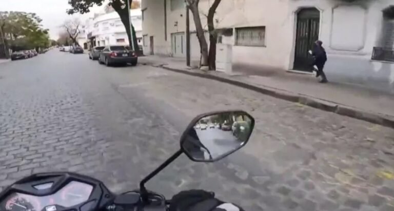 Un motociclista persiguió a un ladrón, recuperó un celular robado y se lo devolvió a la víctima