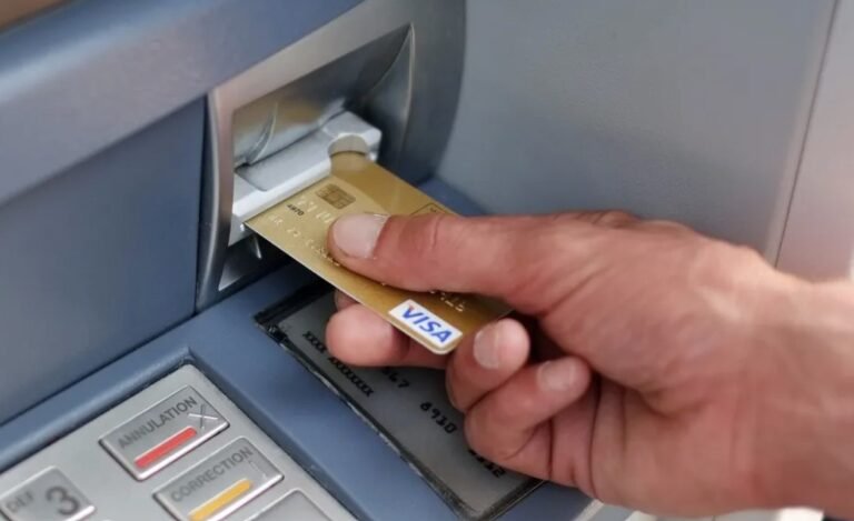 Le depositaron 40 millones de pesos por error y huyó para no devolverlos