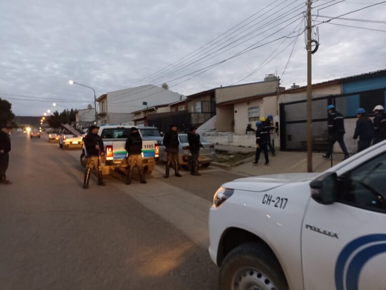 Desconectaron 35 conexiones ilegales en el barrio Isidro Labrador