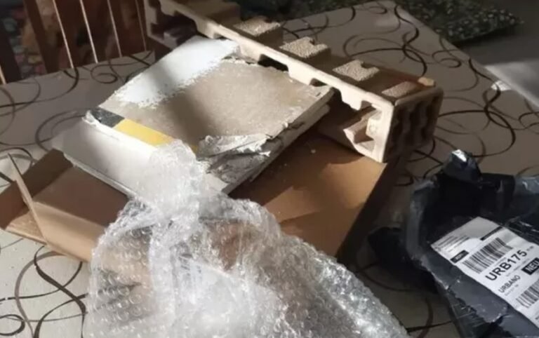 Compró una notebook por internet y le llegó un trozo de pared