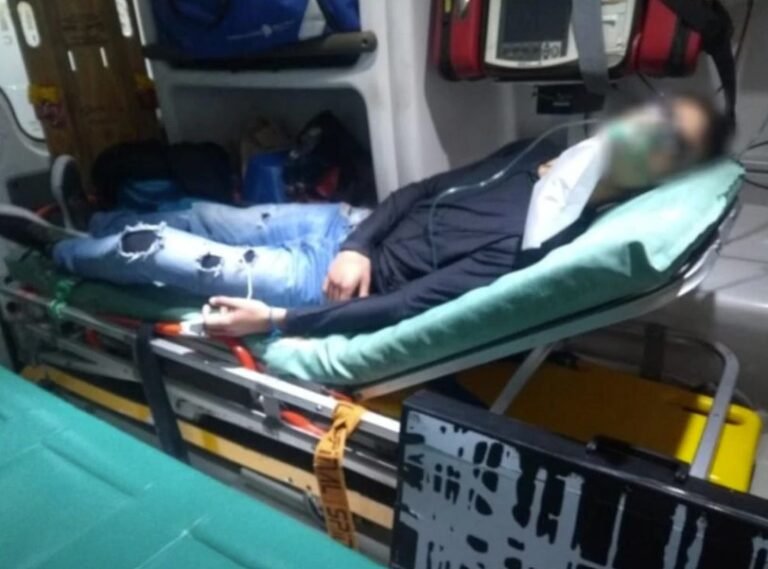 Fue brutalmente golpeado por sus compañeros y terminó internado