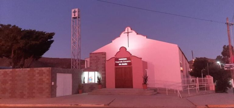 La comisaria de Laprida solicita una grúa para colocar la campana de la parroquia del barrio