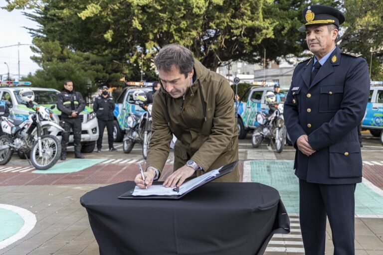 Se presentaron 11 camionetas y 10 motocicletas que adquirió la Municipalidad para fortalecer los patrullajes