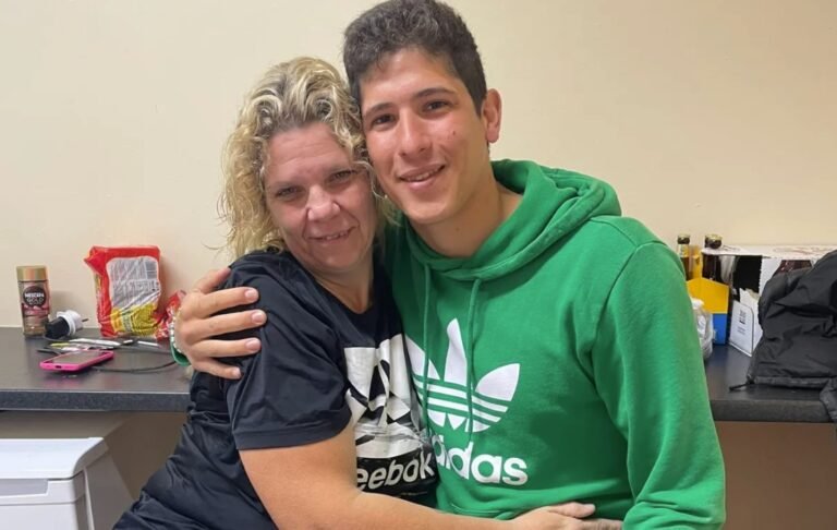 Vive en Irlanda, la madre lo visitó de sorpresa y su reacción se volvió viral