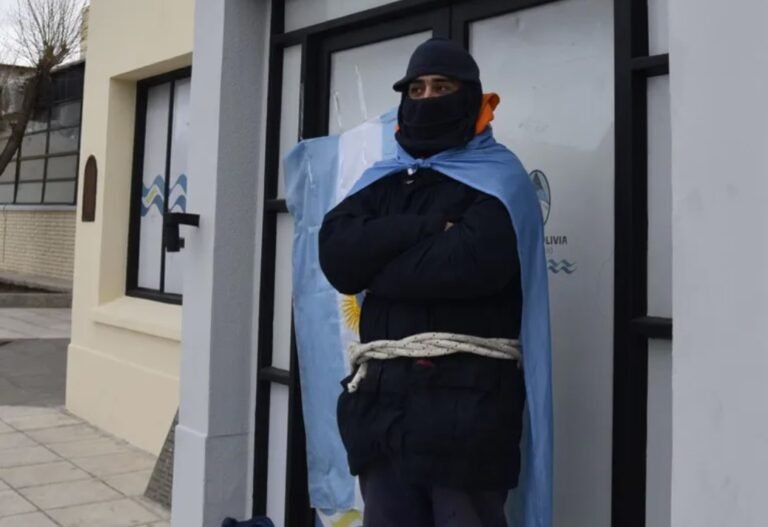 Se ató a la puerta de la Municipalidad reclamando reinserción laboral