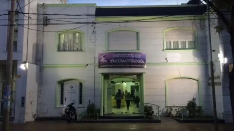 Un paciente le tiró ácido a un médico: Le quemó la cara, las manos y la cabeza