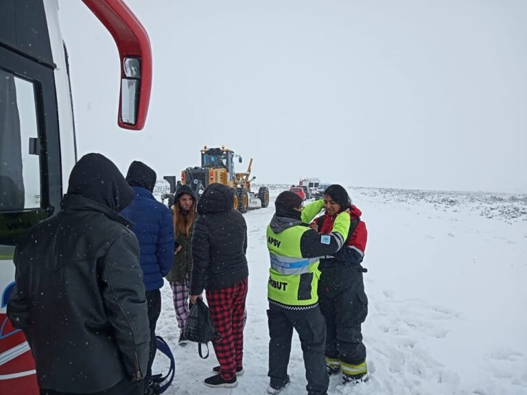 Auxiliaron a un colectivo que había quedado varado en la nieve