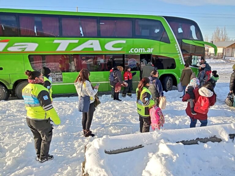 Auxiliaron a otro colectivo varado en Ruta 25