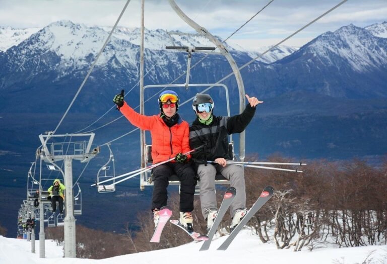 Agentes de la AFIP salen a buscar evasores en la nieve