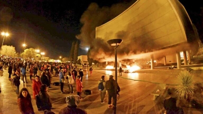 Policía reconoció a Goodman arrojando material combustible al fuego que dañó el frente de la Legislatura