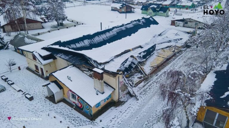 Las fuertes nevadas causaron destrucción total del Gimnasio de El Hoyo