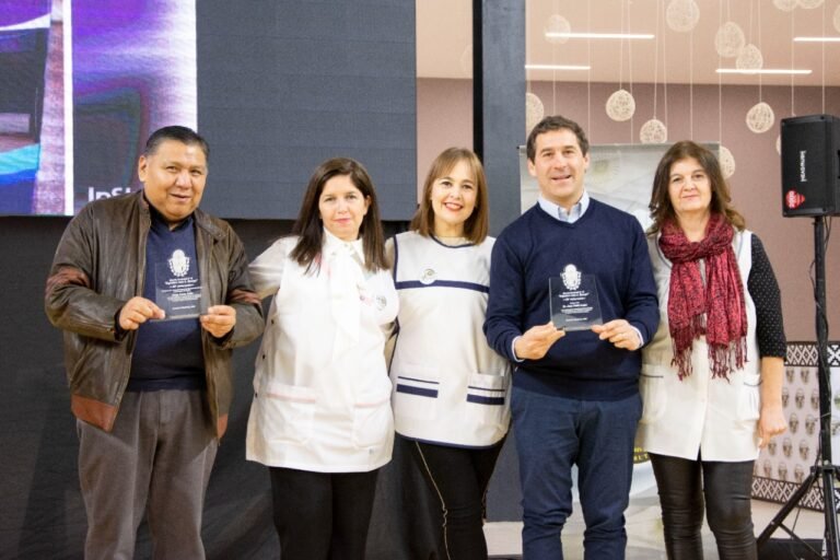 Luque acompañó el acto por el 50° aniversario de la Escuela 43