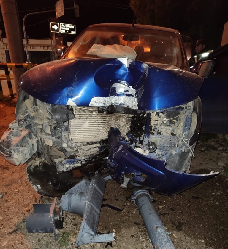 Chocó contra un semáforo y abandonó la camioneta
