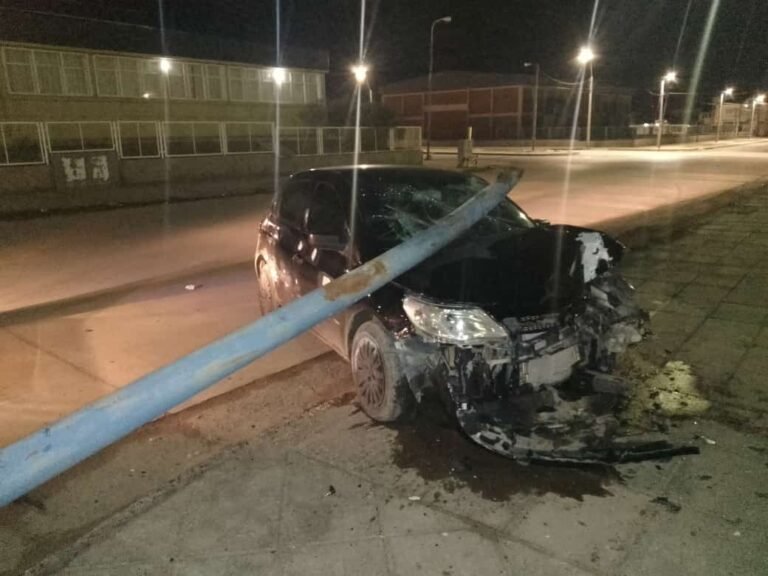 Chocó contra un poste luz y abandonó el vehículo