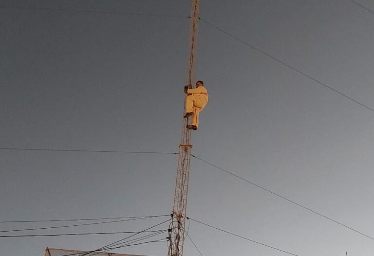 Trabajador despedido amenazó con tirarse de una antena