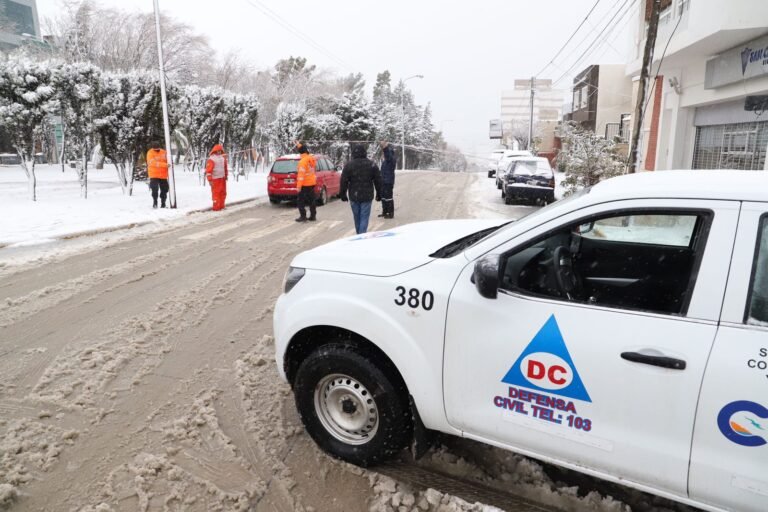 Mantienen un operativo de limpieza de nieve en todos los barrios