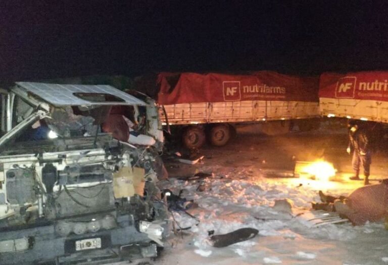 Conductor con lesiones graves tras chocar con otro camión