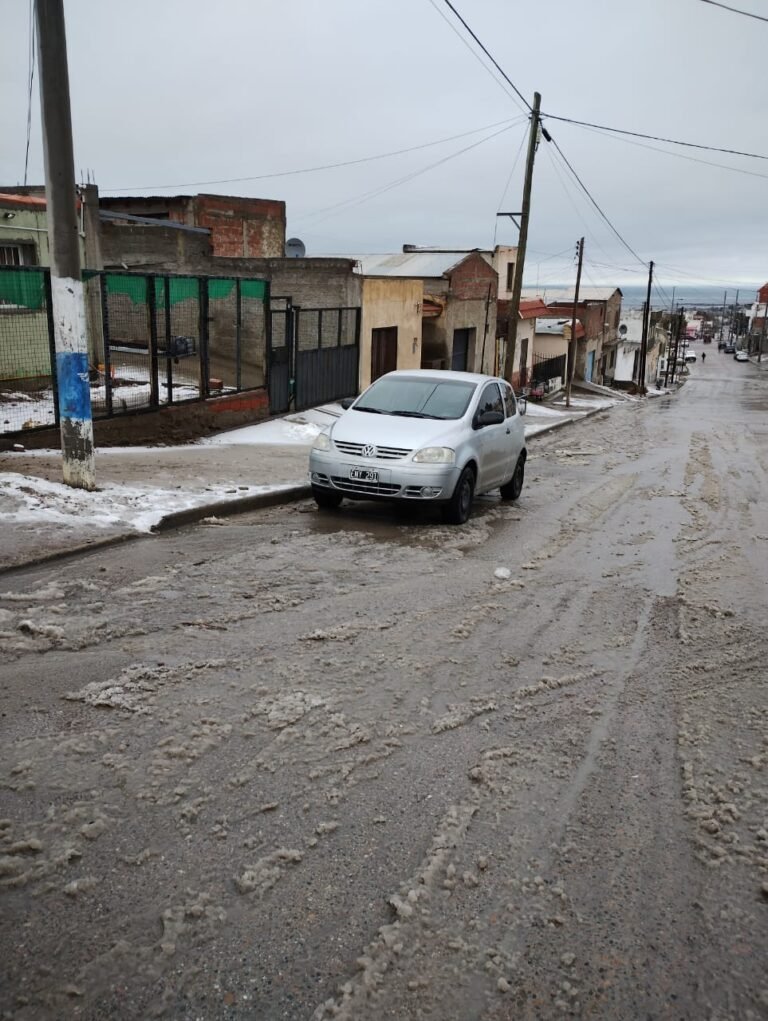 Derrapó con el vehículo y atropelló a una mujer