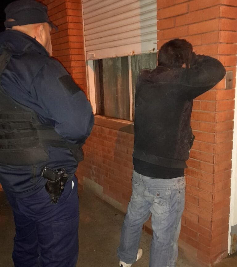 Intentó escapar por los techos pero se cayó y lo detuvieron