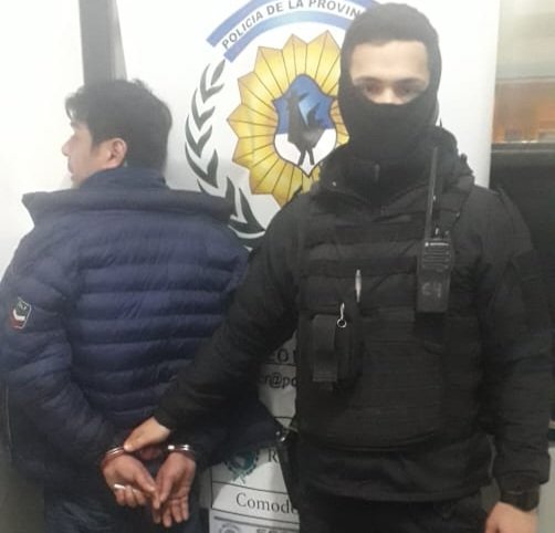 Tras amenazar a su pareja con arma blanca comprobaron que tenía pedido de captura