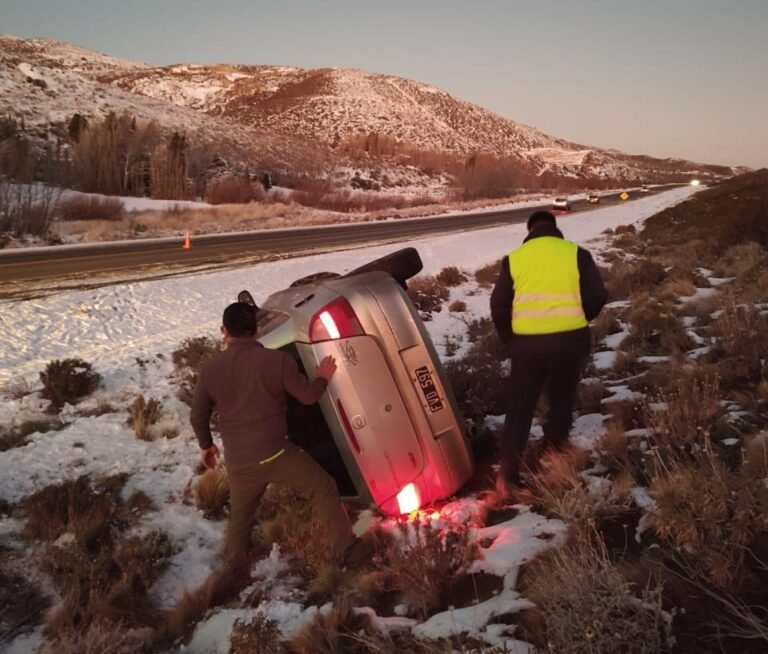 Vuelco en Ruta 26 producto de la calzada resbaladiza