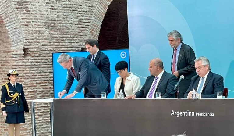 Firmaron la culminación de la obra del primer Parque Tecnológico Agroforestal de la Patagonia