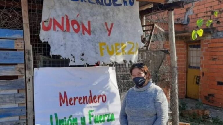 La “tía” de Itatí: Romina cocina para todos los vecinos que no tienen para comer