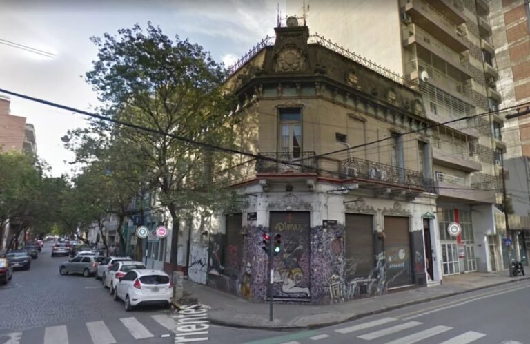 Quiso dispararle a un motochorro, pero hirió a una mujer junto a su hijo y huyó