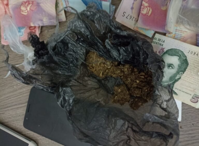 Llamaron a la Policía por ruidos molestos en un hotel: encontraron marihuana y dinero