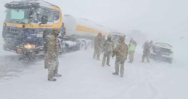 Más de 300 vehículos están varados en la Cordillera de Los Andes por un fuerte temporal de nieve