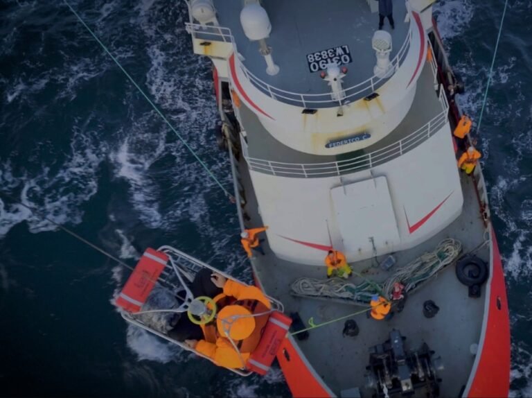 Rescate en alta mar: Prefectura aeroevacuó a un tripulante de un pesquero