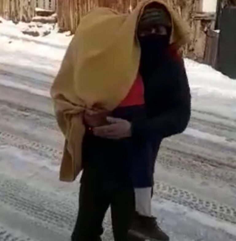 Cargó en brazos a una abuela de 90 años para que recibiera ayuda médica