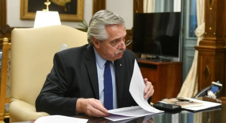 El Gobierno oficializó la prohibición de contrataciones en el Estado