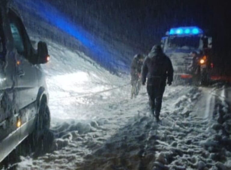 Gendarmes rescatan a 47 personas que quedaron varadas en medio de las intensas nevadas