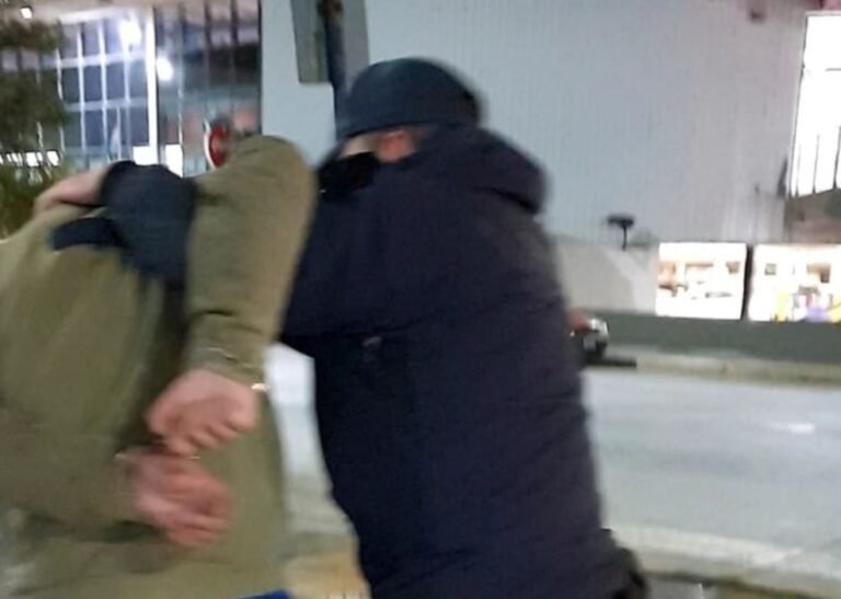 Se pasó de copas e invitó a pelear a los policías