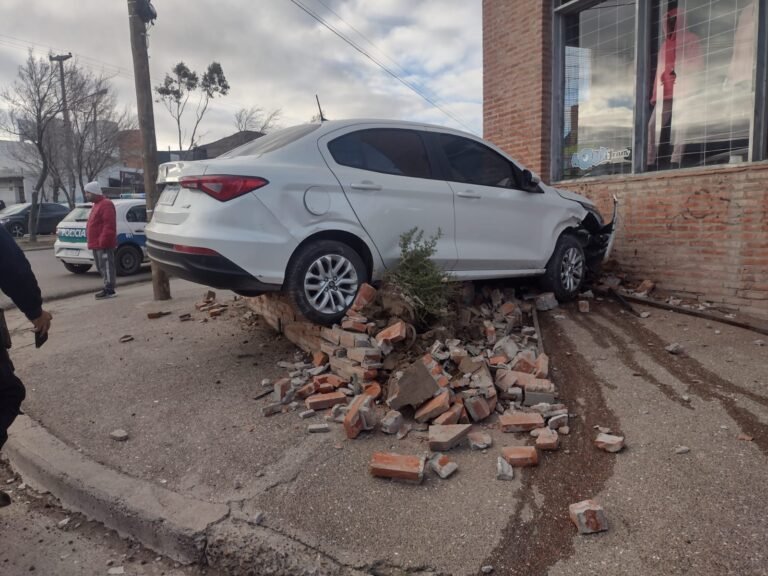 Un auto terminó estrellado frente a un local de ropa