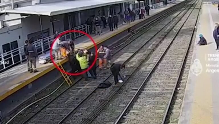 Caminaba por el andén, se desvaneció y cayó sobre las vías del tren