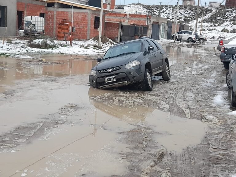 Vecinos aislados y calles anegadas en Km. 5