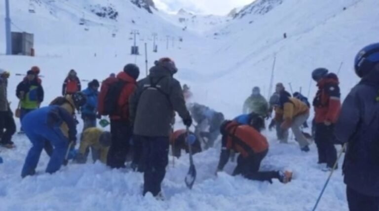 Dramático rescate de dos esquiadores tras una avalancha