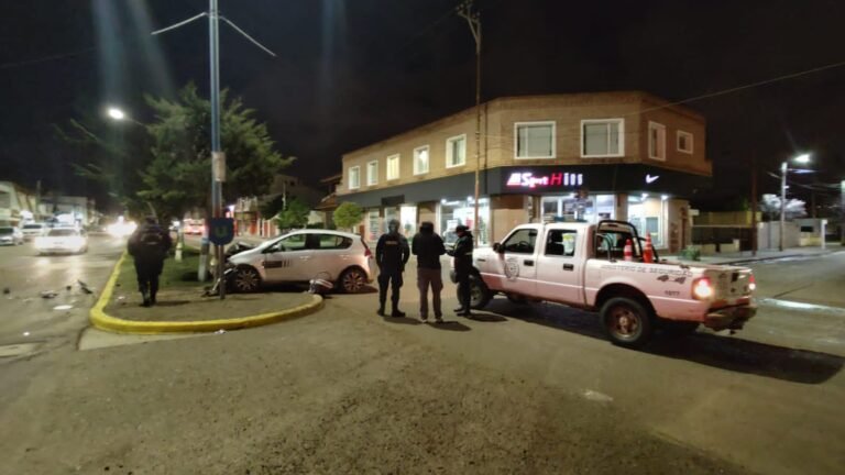 Manejaba borracho y chocó contra un poste