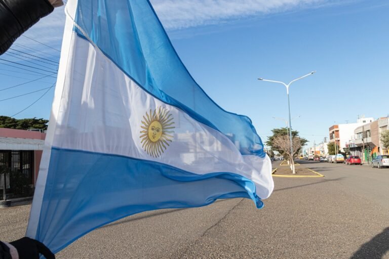 La avenida Polonia recibe por primera vez el desfile del 9 de Julio
