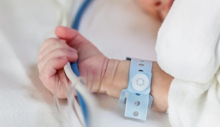 Un bebé fue internado por intoxicación por cocaína y su mamá escapó con él del hospital