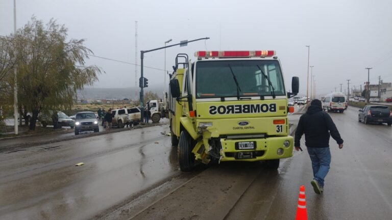 Una camioneta no frenó y chocó contra un camión de bomberos