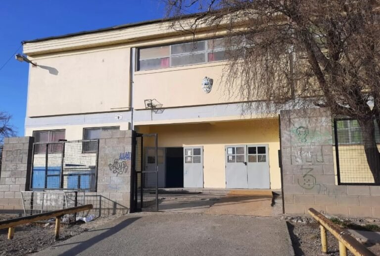 Un niño llevó $100.000 al colegio y lo repartió entre sus compañeros