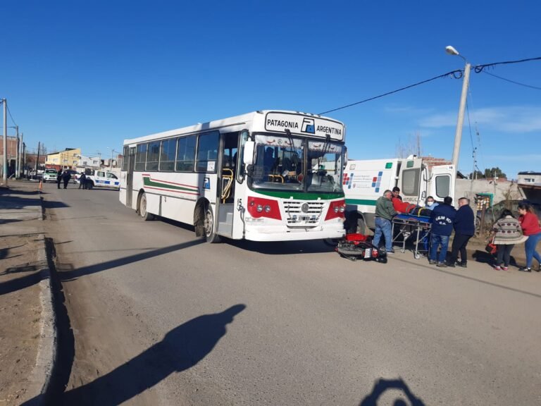 Choque entre un colectivo y una moto en Km. 8