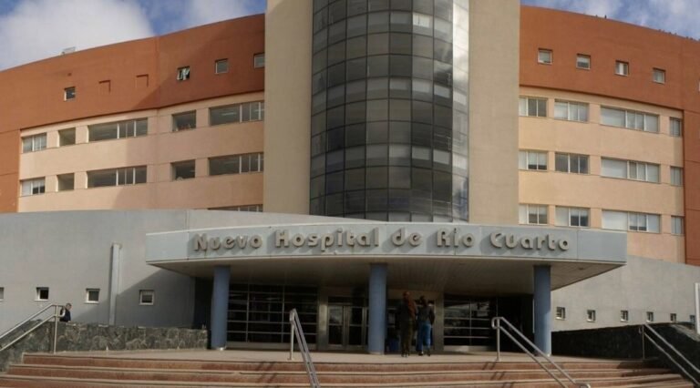 Manipulaba un arma y le pegó un tiro a su hermano de 16